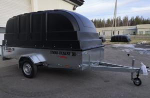 Perävaunun valintaopas: Miten löytää sopiva peräkärry? Sopivan peräkärryn valinnassa tulisi ensimmäiseksi miettiä, mihin tarkoitukseen tarvitset perävaunua. Onko tarkoitus käyttää sitä pienten kotiremonttien aikana vai tarvitsetko sitä suurempien esineiden, kuten moottoripyörän tai ym. kuljettamiseen? Valikoimastamme voit valita erilaisia ​​perälauta- ja lavaperusteisia peräkärryjä. Saatavilla on myös erikoisperällä olevia perävaunuja. Koko valikoiman pääset näkemään täältä. Peräkärryn käyttötarkoituksen määrittely osoittaa tarvitun perävaunun tyypin, koon ja rakenteen. Esimerkiksi rakennustarvikkeiden kuljetuksessa käytetään usein lava- tai perälautaperävaunuja, kun taas harrastuskäytössä, kuten moottoripyörän kuljetuksessa, voidaan tarvita erikoisvarustettuja malleja. Suomessa perävaunujen käyttö lisääntyy jatkuvasti, ja niiden valikoima kattaa erilaiset rakentamisen, harrastamisen ja kuljetuksen tarpeet (Traficom, 2025). Tekno-trailerilta löydät tavallisten peräkärryjen lisäksi mm. venetrailerit, jettitrailerit, paljukärryt, autotrailerit. Auton vetokyky, peräkärry ja kokonaismassa Jokaisella autolla on oma vetokykynsä, joka määrittää kuinka paljon painoa se voi turvallisesti vetää. Tämän tiedon saat autosi käyttöohjeesta tai voit kysyä sitä automyyjältäsi. On äärimmäisen tärkeää varmistaa, että valitsemasi perävaunu sopii autosi vetokykyyn, jotta vältät turvallisuusriskejä ja mahdolliset rikkomukset. Traficomin ohjeiden mukaan suurin sallittu vetomassa on ilmoitettu rekisteriotteessa ja auton käyttöohjeessa; sitä ei tule missään tilanteessa ylittää. Ylikuormitus vaarantaa ajoneuvon hallittavuutta ja aiheuttaa turhia riskejä liikenteessä. Peräkärryn massa plus kuorma ei saa ylittää auton vetokykyä, ja sinun tulee varmistaa perävaunusta löytyvän tarvittavat jarrut vaaditun painoluokan mukaan (Liikenneturva, 2024).​ Alt: Peräkärry on monipuolinen työkalu. Jarrullinen perävaunu sopii myös raskaampiin kuljetuksiin. Peräkärryn kokoluokka Kun olet selvittänyt peräkärryn käyttötarkoituksen ja autosi vetokyvyn, on aika miettiä perävaunun kokoa. Perävaunuja on saatavilla eri pituuksissa ja leveyksissä, joten sinun tulee valita tarpeisiisi sopiva vaihtoehto. Pienempi perävaunu voi olla riittävä kevyiden tavaroiden ja puutarhajätteiden kuljettamiseen. Esimerkiksi veneen tai moottoripyörän kuljettamiseen sopii taas suurempi perävaunu. Suomessa yleisimpiä mittoja ovat kokemuksemme mukaan 2,5–3 metrin pituudet ja noin 1,3-metrinen leveys, jotka tarjoavat hyvän kompromissin tilavuuden ja liikkuvuuden välillä.​ Peräkärryn valmistusmateriaali Yleisimmät perävaunun materiaalit ovat teräs ja alumiini. Teräsperävaunu on yleensä edullisempi vaihtoehto, mutta se on myös herkempi ruostumaan. Alumiiniperävaunu puolestaan on kevyempi ja ruostumaton vaihtoehto, mutta se voi olla hieman kalliimpi. Tekno-trailerin perävaunut on valmistettu kuumasinkitystä teräksestä, jonka korroosionkestävyys on erinomainen. Kuumasinkityksen etu on merkittävä Suomessa, missä talviolosuhteiden ja suolauksen takia metallien korroosio on yleistä. Kuumasinkitys muodostaa yhtenäisen sinkkipinnan, joka suojaa teräsrunkoa tehokkaasti ilman jatkuvaa huoltoa (Helon Kuumasinkitys). Alumiini taas tarjoaa kevyemmän ja erittäin kestävän rungon, mutta hintatasoltaan se on usein korkeampi. Valinta riippuu käyttötarkoituksesta, budjetista ja huoltovalmiudesta. Peräkärryn turvallisuus​ Turvallisuus on ehdottomasti ensiarvoisen tärkeää perävaunua valittaessa. Tarkista, että valitsemasi perävaunu täyttää kaikki turvallisuusstandardit ja että siinä on asianmukaiset valot sekä jarrut tarpeidesi mukaan. Lisäturvallisuutta voivat tuoda myös esimerkiksi lukittavat kuomulliset peräkärryt tai turvavyöt kuormalle. Euroopan laajuinen tyyppihyväksyntäjärjestelmä (direktiivi 2007/46/EY) takaa, että peräkärryt täyttävät vaaditut turvallisuus- ja laatuvaatimukset. Suomessa tämä näkyy E-merkkinä peräkärryjen kaikissa olennaisissa osissa, kuten valoissa ja jarruluissa (Tukes). Lisäksi liikenneturvallisuuden kannalta on kriittistä, että jarrut ovat asianmukaisesti säädetyt ja testatut, ja kuorma kiinnitetty oikeaoppisesti kuormaa varten suunnitelluin kiinnityspistein (Liikenneturva).​ Peräkärryn hinta Peräkärryn hinnat vaihtelevat suuresti riippuen koosta, materiaalista ja ominaisuuksista. Mieti budjettisi ja ota meihin yhteyttä. Me autamme sinua mielellämme ja katsomme sinulle parhaimman vaihtoehdon vaunuvalikoimastamme, joka sopii budjettiisi ja tarpeisiisi. Markkinoilla hinnat liikkuvat usein 400 eurosta yli 4 000 euroon. Laadukkaampi, kotimainen kuumasinkitty peräkärry voi säilyttää arvonsa pidempään, mikä tekee siitä kustannustehokkaan sijoituksen pitkällä aikavälillä (Taloustaito). Lisäksi peräkärryn huolto- ja käyttökustannukset kannattaa ottaa huomioon budjetointia tehdessä.​ Kokonaisuudessaan peräkärryn valinta voi olla haastava tehtävä, mutta huolellisen suunnittelun avulla voit löytää juuri sinulle sopivan vaihtoehdon. Mieti käyttötarkoitusta, autosi vetokykyä, kokoa, materiaalia, turvallisuutta ja hintaa ennen lopullisen päätöksen tekemistä. Muista myös ottaa huomioon tulevaisuuden tarpeet – jos tiedät tarvitsevasi perävaunua usein tai erityisiin tarkoituksiin pitkällä aikavälillä, kannattaa harkita investointia laadukkaampaan vaihtoehtoon. Alt: Perävaunu toimii sekä kuomulla että ilman - valitse kuitenkin kuomullinen kovaan käyttöön. Kuumasinkitystä teräksestä valmistettu peräkärry – mitä etuja se tarjoaa? Kuumasinkitys on prosessi, jossa teräs upotetaan sulaan sinkkiin, mikä luo vahvan ja kestävän pinnan. Tämän seurauksena peräkärrystä tulee erittäin kestävä ja pitkäikäinen. Yksi kuumasinkityn teräsperäkärryn suurimmista eduista on sen korroosionkestokyky. Sinkkipinnoite muodostaa suojaavan kerroksen teräkseen, estää ruostumisen ja suojaa siten kosteudelta, sateelta ja muilta ulkoisilta tekijöiltä. Tämän ansiosta kuumasinkitty perävaunu säilyttää ulkonäkönsä ja toimivuutensa vuosien ajan ilman ruostevaurioita. Sinkkipinnoite ei vaadi erityistä huoltoa tai suojakäsittelyjä, joten perävaunu säilyy hyvässä kunnossa ilman ylimääräisiä toimenpiteitä. Tarvittaessa pinnan voi puhdistaa vedellä ja saippualla. Suomessa peräkärryn sinkkipinnoituksen tulee täyttää vaatimukset kansallisessa SFS-EN ISO 1461 -standardissa (Suomen Standardisoimisliitto SFS Oy). Jarruton vai jarrullinen perävaunu – kumpi valita? Kumpi kannattaisi valita: jarrullinen vai jarruton perävaunu? Tämän päätöksen tekemiseen vaikuttaa useat eri tekijät, kuten mm. käyttötarkoitus, kuljetettavan kuorman paino ja liikenneturvallisuus. Jarrullinen perävaunu tarjoaa useita etuja verrattuna jarruttomaan vaihtoehtoon. Ensinnäkin se lisää merkittävästi ajoneuvon ja perävaunun yhteispainoa, mikä parantaa ajoneuvon vakautta ja hallittavuutta tiellä. Jarrullisen perävaunun ansiosta pysähdyttämisen matka lyhenee huomattavasti, mikä parantaa myös turvallisuutta. Toinen tärkeä etu on suurempi kuormankantokyky. Jarrullisella perävaunulla voi kuljettaa raskaampia kuormia ilman että se vaikuttaisi negatiivisesti ajoneuvon suorituskykyyn tai aiheuttaisi ylimääräistä rasitusta auton jarrujärjestelmälle. Jarruttoman perään kiinnitetyn trailerin ajaminen voi olla hankalampaa erityisesti tilanteissa, joissa täytyy pysähtyä nopeasti tai jarruttaa voimakkaasti. Jarrullinen perävaunu tarjoaa kuljettajalle paremman hallinnan ajoneuvosta, mikä voi olla ratkaisevan tärkeää esimerkiksi hätätilanteissa. Toisaalta jarruttoman perävaunun etuna on sen yksinkertaisuus ja huoltovapaus. Jarrullinen perävaunu sisältää useita liikkuvia osia, jotka vaativat säännöllistä huoltoa ja tarkastusta. Jarruton vaihtoehto puolestaan ei vaadi erillistä huoltoa tai tarkastuksia, mikä tekee siitä helppokäyttöisen ja edullisemman vaihtoehdon. On kuitenkin syytä muistaa, että jarruton perävaunu saattaa olla laiton tietyissä tilanteissa. Lainsäädännön mukaan tietyissä painoluokissa ja käyttötarkoituksissa perään kiinnitettynä täytyy olla jarrut. Onkin tärkeää tutustua paikallisiin lakipykäliin ennen päätöksen tekemistä. Suomessa jarruttoman peräkärryn sallittu kokonaismassa on enintään 750 kg, ja muuten on valittava jarrullinen perävaunu. Lainsäädäntö perustuu EU-direktiiviin 2007/46/EY ja kansalliseen tieliikennelakiin (Traficom). Kuomullinen peräkärry – kätevä ratkaisu säilytykseen ja suojaukseen Kuomullisessa perävaunussa on kiinteät tai irrotettavat sivuseinät sekä kuomu, joka peittää kuorman kokonaan. Tämän ansiosta tavarat pysyvät paremmin paikoillaan eivätkä altistu sääolosuhteille tai varkauden riskille. Kuomullisen perävaunun voi lukita ja se on usein varustettu myös lukollisella vetokoukulla, mikä tekee siitä turvallisen vaihtoehdon arvokkaimpien tavaroiden kuljettamiseen. Yksi kuomullisen perävaunun hyödyllisimmistä ominaisuuksista on sen tarjoama säilytystila. Vaikka vaunu itsessään ei välttämättä ole kovin tilava, sen avulla voidaan hyödyntää tehokkaasti myös auton tai muun ajoneuvon tilaa. Esimerkiksi mökkireissuilla tai pitkillä matkoilla kuomullinen perävaunu tarjoaa mahdollisuuden kuljettaa mukana suurempia tavaramääriä, kuten polkupyöriä tai retkeilyvarusteita. Kuomullisen perävaunun käyttö on myös helppoa ja vaivatonta. Sen sivuseinät voidaan avata tarvittaessa, jolloin kuormaaminen ja purkaminen helpottuu huomattavasti. Lisäksi monet nykyiset mallit ovat varustettu erilaisilla tukijaloilla, jotka mahdollistavat vaunun pysyvän pystyssä ilman vetoajoneuvoa. Tämä on erityisen hyödyllistä esimerkiksi silloin, kun halutaan säilyttää perävaunu paikoillaan pidempi aika. Kuomullisen perävaunun hankinta voi alku investointina tuntua hieman suurelta, mutta sen monipuolisuus ja käytännöllisyys tekevät siitä kannattavan valinnan pitkällä tähtäimellä. Se tarjoaa lisää säilytystilaa ja suojaa arvokkaampia tavaroita kuljetettaessa sekä helpottaa niiden lastaamista ja purkamista. Lisäksi se voi toimia myös ylimääräisen varastotilan tarpeen yllättämisen sattuessa. Kokonaisuudessaan kuomullinen perävaunu on kätevä ratkaisu säilytykseen ja suojaukseen. Se tarjoaa lisää tilaa tavaroiden kuljettamiseen sekä mahdollisuuden säilyttää niitä turvallisesti ja suojassa sääolosuhteilta. Investoimalla kuomulliseen perävaunuun voi helpottaa arjen askareita ja tehdä kuljetustarpeista huomattavasti vaivattomampia. Alt: Peräkärry kuumasinkityllä teräsrungolla kestää talven haasteet. Kevyen peräkärryn hyödyntämismahdollisuudet arjessa ja vapaa-ajalla Kevyt peräkärry on kätevä apuväline monissa eri tilanteissa niin arjessa kuin vapaa-ajallakin. Sen avulla voi helposti ja turvallisesti kuljettaa erilaisia tavaroita paikasta toiseen, oli sitten kyseessä muutto, puutarhatöiden tekeminen tai vaikkapa retkeilyreissu. Yksi kevyen peräkärryn hyödyntämismahdollisuus arjessa on muutto. Usein muutossa tarvitaan paljon tilaa tavaroiden kuljettamiseen, ja kevyt peräkärry on tässä loistava vaihtoehto. Se mahdollistaa suurempienkin esineiden, kuten huonekalujen tai kodinkoneiden, kuljettamisen helposti ja vaivattomasti. Peräkärryyn saa lastattua paljon enemmän tavaraa kuin esimerkiksi henkilöautoon tai pakettiautoon. Toinen käyttökohde kevyelle peräkärrylle arjessa on puutarhatyöt. Puutarhassa työskennellessään usein syntyy isoja jätekasoja, eli oksia, lehtiä ja muita kasvinosia. Näitä ei välttämättä halua laittaa omaan auton takakonttiin likaamaan sitä tai jättää roskapussina pihalle odottamaan seuraavaa jätekeräyskertaa. Kevyt peräkärry ratkaisee tämän ongelman, sillä sen avulla puutarhajätteet voi helposti kuljettaa esimerkiksi lähimmälle kaatopaikalle tai kompostoriin. Kevyt peräkärry on myös erinomainen apuväline vapaa-ajalla. Retkeillessä tai lomamatkoilla tarvitaan usein paljon tavaraa mukaan, oli sitten kyseessä teltta, retkituolit, makuupussit tai vaikkapa polkupyörät. Kevyt peräkärry mahdollistaa näiden asioiden kuljettamisen turvallisesti ja helposti. Sen avulla voi myös kuljettaa esimerkiksi kajakkeja rannalta vesille ja takaisin. Kevyen peräkärryn hyödyntämismahdollisuudet arjessa ja vapaa-ajalla ovat siis moninaiset. Se tarjoaa lisää tilaa tavaroille niin muutossa kuin puutarhatöissäkin. Vapaa-ajalla se mahdollistaa retkeilyn ja matkojen sujuvan toteuttamisen sekä tuo lisämukavuutta perheen kanssa matkustaessa. Kevyt peräkärry on kätevä ja monipuolinen apuväline, joka helpottaa arjen askareita ja lisää vapaa-ajan viihtyvyyttä. Usein kysytyt kysymykset peräkärryistä Miten valita sopiva peräkärry? Sopivan perävaunun valinta perustuu käyttötarkoitukseen, auton vetokykyyn, perävaunun kokoon ja materiaaliin. Lisäksi on tärkeää huomioida, tarvitseeko perävaunu jarrut vai riittääkö jarruton malli. Turvallisuustekijät, kuten kuorman kiinnitys ja jarrujen toimivuus, ovat ratkaisevia valinnan kannalta (Traficom).​ Mikä ero on jarrullisella ja jarruttomalla peräkärryllä? Jarrullinen perävaunu tarjoaa paremman hallittavuuden ja suuremman kuormankantokyvyn. Se on usein pakollinen yli 750 kg painavissa vaunuissa. Jarruton malli on kevyt ja helppohoitoinen, mutta sillä on rajoituksia kuorman koon ja turvallisuusvaatimusten suhteen (Autoliitto).​ Kuinka varmistaa että auton vetokyky riittää peräkärrylle? Katso rekisteriotteesta auton suurin sallittu vetomassa eikä sitä saa ylittää. Valmistajan ohjeet ohjaavat turvallisuuden varmistamiseksi. Lisäksi on syytä huomioida kuorman paino ja peräkärryn paino yhteensä. Mitä on peräkärryn kuumasinkitys? Kuumasinkitys on metallin suojausmenetelmä, jossa teräs upotetaan kuumaan sinkkikylpyyn. Tämä antaa peräkärryn rungolle vahvan, korroosionkestävän pinnan, joka kestää Suomen vaativat sääolosuhteet.​ Kuinka tärkeät ovat peräkärryn jarrut? Jarrut ovat kriittinen turvallisuustekijä varsinkin raskaissa ja pitkissä kuormissa. Niiden tulee toimia moitteettomasti ja olla oikein säädetyt.​ Miten kuormaan peräkärryn turvallisesti? Kuormaa pitää kiinnittää tasaisesti ja käyttää riittäviä kiinnityspisteitä. Kuorman painopiste tulisi Liikenneturvan mukaan sijoittaa mahdollisimman alas ja lähelle akselia.​ Voiko peräkärryä käyttää sähköauton kanssa? Kyllä, mutta tarkista auton vetokyky ja auton valmistajan ohjeet. Sähköautojen akkujen paino vaikuttaa vetokykyyn (Traficom).​ Miten peräkärryn huolto tehdään? Säännöllinen renkaiden ja jarrujen tarkastus, akselien rasvaus sekä valojen toimintakunnon varmistaminen ovat tärkeitä.​ Voit myös tuoda peräkärryn Tekno-Trailerin huoltoon. Tarvitaanko perävaunulle oma vakuutus? If-vakuutuksen mukaan perävaunu on yleensä katettu vetoauton liikennevakuutuksella, mutta lisävakuutukset voivat olla tarpeen arvokkaammille vaunuille.​ Kuinka usein perävaunu tulee katsastaa? Yli 750 kg painavat perävaunut katsastetaan kahden vuoden välein, alle 750 kg olevat eivät tarvitse katsastusta (Traficom).​ Miten turvavaijeri toimii? Turvavaijeri estää perävaunun irtoamisen vetoautosta ja aktivoi hätäjarrutuksen (Autoliitto).​ Voinko vetää peräkärryä B-luokan ajokortilla? Kyllä, kuitenkin yhdistelmän kokonaismassa saa olla enintään 3 500 kg ja perävaunun alle 750 kg jos ei ole B+E -korttia (Traficom).​ Mitä nopeusrajoituksia perävaunun kanssa on? Kevyillä perävaunuilla max 80 km/h ja jarrullisilla 100 km/h, katso tarkat rajoitukset liikennesäännöistä.​ Mikä kuormankantokyky perävaunussa on? Se riippuu perävaunun omapainosta ja kokonaispainosta, joka ilmoitetaan tyyppikilvessä. Voit myös kysyä asiakaspalvelustamme. ​ Mikä on paras tapa säilyttää perävaunua? Säilytä perävaunu katetussa ja kuivassa paikassa, kuomullista mallia voi säilyttää ulkona suojattuna (If Vakuutus).​